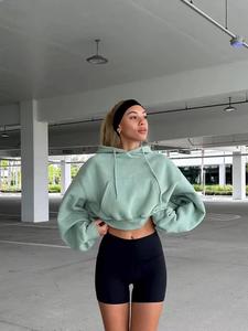 Ensemble de survêtement 2 pièces pour femme avec logo personnalisé, broderie de patchs, effet vieilli, fermeture éclair intégrale, comprenant un pantalon de survêtement confortable et un sweat à capuche court - Product Image 4