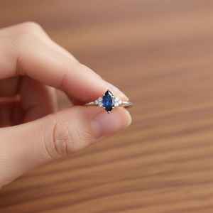 Anillo de Cuarzo Azul Marquesa con Zafiro y Acentos de Circonita, Anillo de Promesa de Plata de Ley 925 con Baño de Oro de 14K, Joyería - Product Image 3