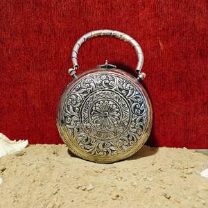 Pochette en laiton artisanale avec motif floral ethnique pour femme, pochette en laiton vintage au look royal pour la collection de mariée - Product Image 5