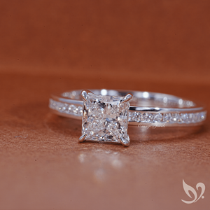 Anillo de Compromiso con Diamante Cultivado en Laboratorio, Corte Princesa de 1 Quilate, Certificado IGI, Banda con Engaste de Canal, Oro Blanco de 10K - Product Image 2