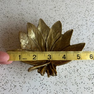 Magnifique plateau en laiton en forme de feuille, idéal pour organiser les bijoux, pour la présentation et les cadeaux, plateau décoratif en métal, fabriqué à la main en Inde. - Product Image 3