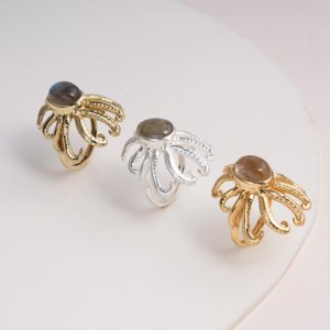 Anillos de latón con labradorita y gema de pulpo de Moku Jewellery, joyería artesanal para mujer, estilo glamuroso inspirado en el océano. - Product Image 4
