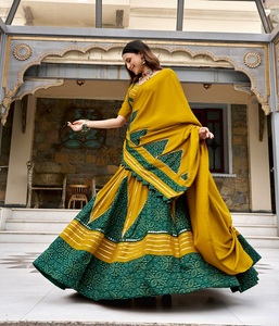 Colección Navaratri de Lehenga Choli con Diseño Étnico Tradicional Indio, Estampado Ajrakh, Rayón, para Mujer, Largo hasta el Suelo, para Bodas y Eventos - Product Image 1