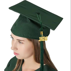 Conjunto de toga, birrete y borla mate de graduación 2026 para secundaria y licenciatura: 1 toga + 1 birrete + 1 borla con dijes removibles del año 2026 - Product Image 1