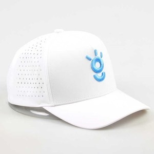 Gorra de béisbol impermeable de 5 paneles OEM de alta calidad de MOQ bajo gorra de golf blanca con cuerda de logotipo personalizado y diseño perforado cortado con láser - Product Image 3