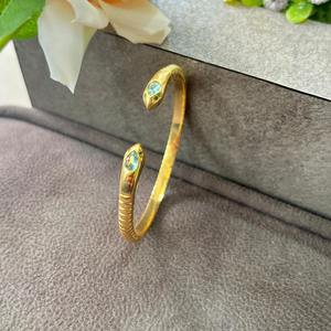 Brazalete abierto de cuarzo azul cielo chapado en oro de 18k con diseño de serpiente, brazalete ajustable con banda retorcida, joyería para fiestas. - Product Image 6