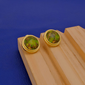 Pendientes de botón bohemios con peridoto redondo solitario chapado en oro - Joyería de latón hecha a mano de moda, regalo para mujer - Product Image 6