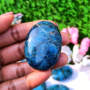 หินปาล์มอะพาไทต์สีน้ำเงินธรรมชาติ คริสตัลบำบัดสำหรับเรกิ การทำสมาธิ พลังงาน และการตกแต่ง ขายส่ง - Product Image 3