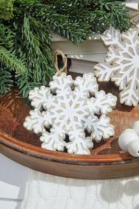 Ornements de Noël en bois faits à la main, style rustique, flocons de neige blanchis, décorations suspendues pour l'arbre, décorations de Noël vintage pour la maison - Product Image 2