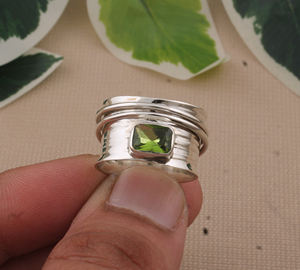 แหวนเงินแท้ 925 ประดับพลอยเพอริดอทดีไซน์คลาสสิกหรูหรา ทรงสี่เหลี่ยม งานแฮนด์เมด สำหรับผู้หญิง งานแต่งงาน งานปาร์ตี้ เครื่องประดับแฟชั่น ขายส่ง - Product Image 1