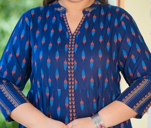 Kurta Anarkali de Rayón para Mujer, Talla Grande, Azul con Estampado Ikat, Cuello Mandarín, Mangas Tres Cuartos, Cómoda para Uso Diario - Product Image 2