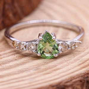 Anillo de Compromiso de Plata de Ley 925 con Zafiro Verde en Forma de Pera y Detalles de Diamantes Laterales, Joyería Fina con Piedras Preciosas para Mujer, Venta al Por Mayor - Product Image 1