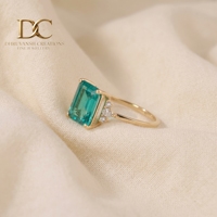 Anillo de Oro Amarillo Sólido de 14 Quilates de Lujo y Tendencia con Diamante Cultivado en Laboratorio y Esmeralda de Colombia para Joyería Fina Personalizada para Mujer