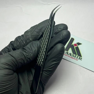 Pince à cils professionnelle Kaamir en acier inoxydable courbé noir, anti-magnétique, haute précision, pour volume intense - Product Image 1