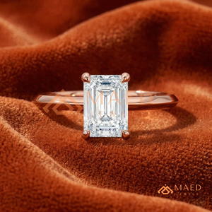 Bague de fiançailles unique en or rose plaqué 18 carats avec émeraude taille émeraude et tige à bords coupés – Diamant émeraude plaqué or rose - Product Image 1