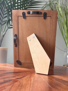 Cadre photo en bois et résine fait main 4x6 pouces, vertical, pour table, fabriqué à Guam - Product Image 5