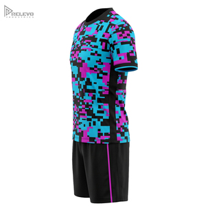 Conjunto Deportivo de Fútbol Sublimado Completo OEM, Cuello Redondo, Camuflaje Pixelado, Uniforme de Fútbol con Pantalones Cortos Negros en Contraste - Product Image 3