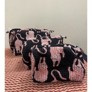 Juego de Tres Bolsas de Maquillaje Acolchadas de Algodón con Estampado Floral, Estilo Bohemio, con Cierre de Cremallera para Uso Diario - Product Image 5