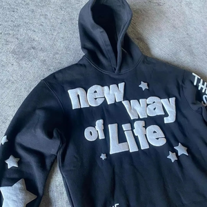 Sweat-shirt à capuche pour homme New Way Of Life, imprimé en relief, style streetwear oversize, en coton tricoté, avec motif étoiles et texte. - Product Image 3