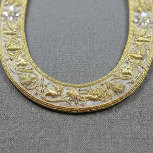 Patch brodé en forme ovale avec motif lingot d'or, bordure Zardozi métallique faite à la main, applique pour bannière religieuse, vêtement liturgique - Product Image 3