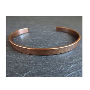 Bracelet artisanal en cuivre à motif botanique – Bracelet estampé à texture de feuille délicate, design botanique élégant, bracelet artisanal - Product Image 1