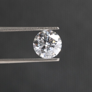 Diamante de Laboratorio de 0.90 Ct, Color F, Claridad VS1, Corte Excelente, Pulido, HPHT CVD, Certificado IGI, Marca VABS, Joyería Fina B2B - Product Image 2