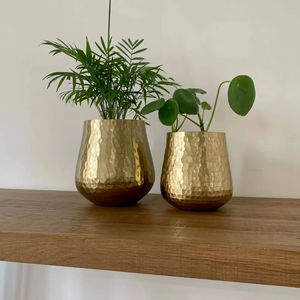 Juego de dos macetas de metal con acabado dorado y diseño martillado, ideal para decoración del hogar, jardín, balcón y exhibición en mesa, procedente de la India. - Product Image 1