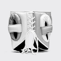 Ensemble de boxe Fly de haute qualité, best-seller, professionnel, comprenant des gants de boxe en cuir, une protection de la tête et une protection de l'aine, respirant, durable, blanc et gris.