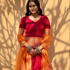 Lehenga Choli imprimé rouge et orange avec dupatta assorti |   Tenue ethnique indienne traditionnelle pour femmes, idéale pour les mariages et les fêtes - Product Image 1