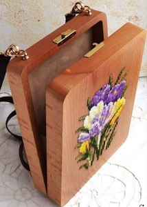 Sac à main en bois ancien brodé, fait main, écologique, avec chaîne, pour mariage, occasions festives, soirées, style bohème vintage, fini. - Product Image 5