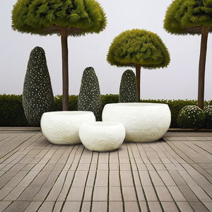 Jardinières en béton rondes d'extérieur avec murs solides et drainage pour une utilisation dans des lits de jardin ouverts - Product Image 5