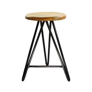 Taburete artístico de madera y hierro con detalles acabados a mano y una estructura de hierro industrial resistente. - Product Image 1