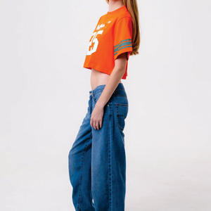 เสื้อยืดครอปทรงอเมริกันฟุตบอลสำหรับผู้หญิง ผ้าคอตตอนผสม แขนสั้น สไตล์ลำลอง พิมพ์ลายหมายเลข รับผลิตเสื้อแบบ Private Label จำนวนมาก - Product Image 3