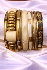 Bracelets tendance en acier inoxydable et bois avec diamants, bijoux faits à la main au design artistique moderne - Product Image 1