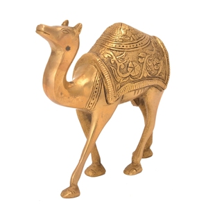 Figurine de chameau indienne traditionnelle en laiton avec selle gravée de motifs floraux, sculpture d'appoint pour la maison et le bureau - Product Image 1