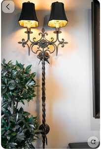 เชิงเทียนติดผนังเหล็กดัดลายเกลียวพร้อมโป๊ะสีดำสำหรับตกแต่งบ้าน - Product Image 1