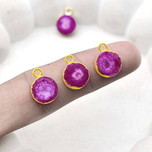 Colgante Redondo de Cuarzo Rosa al por Mayor con Borde Bañado en Oro, Gema Teñida, Abalorio para Fabricación de Joyería Boho - Product Image 1
