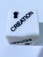 Dés de jeu en résine faits à la main, designs personnalisés pour les jeux d'enfants.