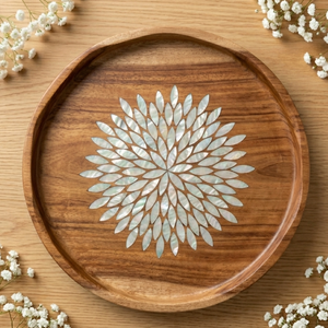 Bandeja Redonda de Madera de Acacia Hecha a Mano con Incrustaciones Florales de Resina Blanca y Borde Geométrico, Ideal para Ramadán y Bodas - Product Image 1