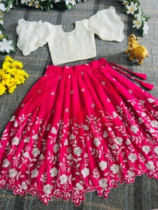 Conjunto de Lehenga Choli de Bollywood para Niñas al por Mayor: Top Corto Blanco con Volantes y Falda de Seda Naranja y Rosa con Estampado Floral Intenso para Fiesta - Product Image 5