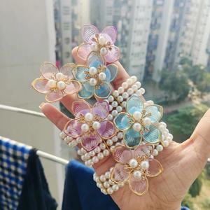 Bracelet artisanal en perles et fleurs, ensemble exquis de bracelets faits à la main, fleur en résine translucide couleur crème lisse - Product Image 1