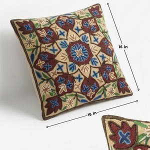 Funda de cojín con bordado Crewel de Cachemira — Beige natural con mandala geométrico en marrón y azul - Product Image 5