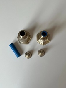 Salière et poivrière en métal simple, durable et au design minimaliste, idéale pour l'assaisonnement quotidien et la table. - Product Image 2