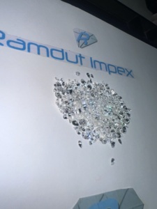 เพชรแล็บโกรว์ทรงลูกแพร์ ไร้สี เจียระไนแบบเหลี่ยมคม  ได้รับการรับรองจาก IGI สำหรับขายส่งเครื่องประดับ RAMDUT IMPEX - Product Image 5