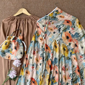 Vestido de Oración Musulmán de Lujo con Estampado Floral en Acuarela, Suave Rayón Premium, Conjunto Mukena con Ribete de Encaje y Bolsa con Cordón a Juego - Product Image 5