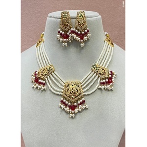 Atractivo Juego de Collar y Pendientes con Perlas Chapadas en Oro, con Aspecto Realista de Kundan, para Bodas y Fiestas, Colección para Mujer - Product Image 1