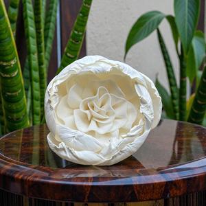 ดอกไม้ไม้โซล่าสีขาวรูปดอกคามีเลียทำมือแบบยั่งยืน ขนาด 8.5 ซม. พร้อมก้านไฟเบอร์จากพืชเซสบานียา จากประเทศไทย - Product Image 2