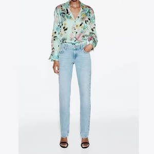 Listo para comprar: Camisa de satén floral para mujer, ideal para un look moderno y casual, al mejor precio de venta. - Product Image 6