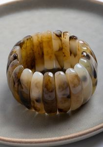 Bracelet élégant en résine avec un artisanat moderne fait main, bijoux de mode adaptés aux cadeaux et aux collections personnelles - Product Image 2