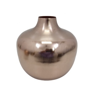 Vase à fleurs en métal plaqué or au design moderne fait à la main Vase décoratif de table en fer pour la maison et le bureau pour les occasions de mariage - Product Image 3